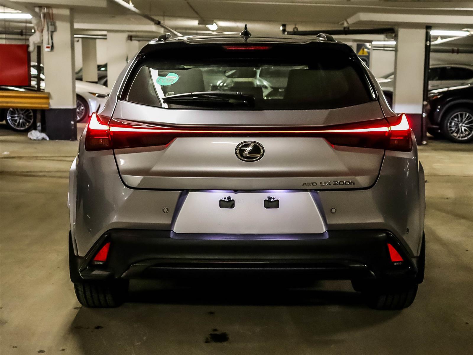 Lexus UX 2025