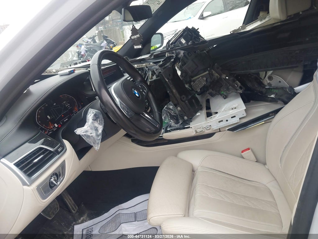 BMW 750 2021