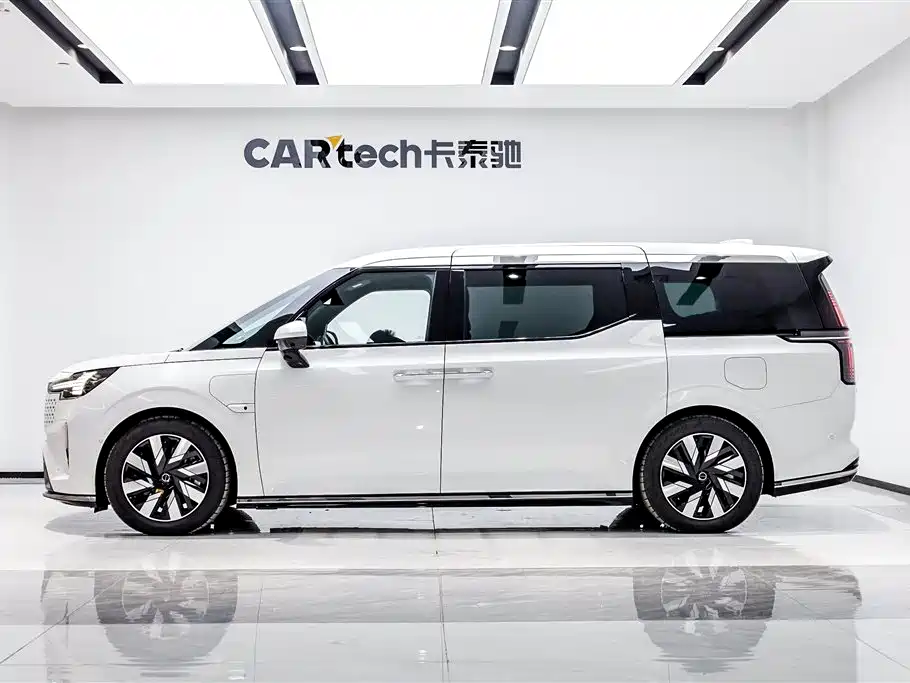 Volvo EM90 2024