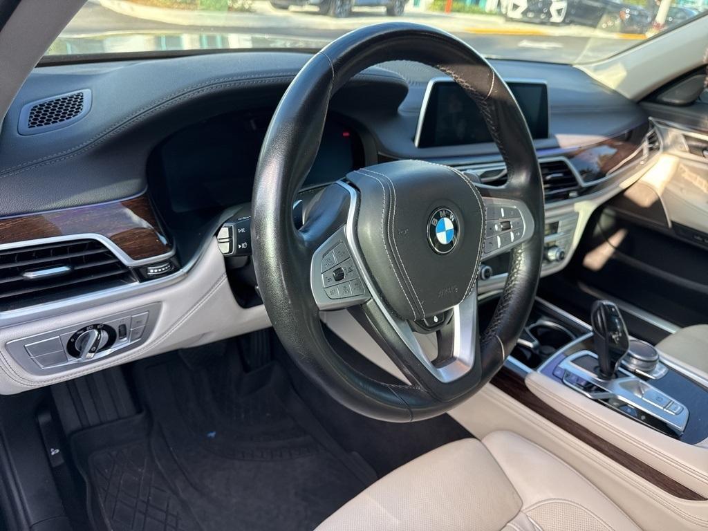 BMW 750 2022
