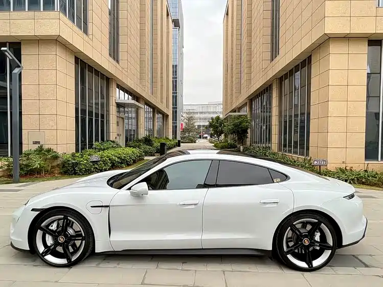 Porsche Taycan 2022