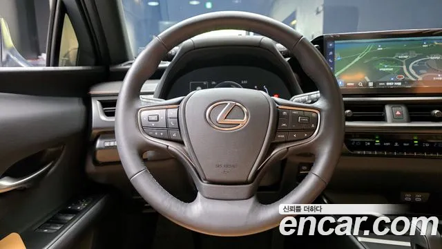 Lexus UX 2025