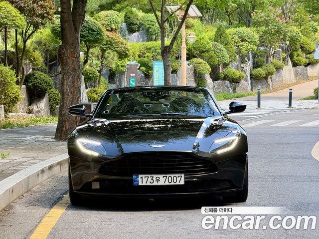 Aston Martin DB11 2023