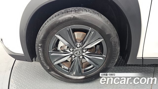 Lexus UX 2024