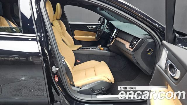 Volvo V60 2025