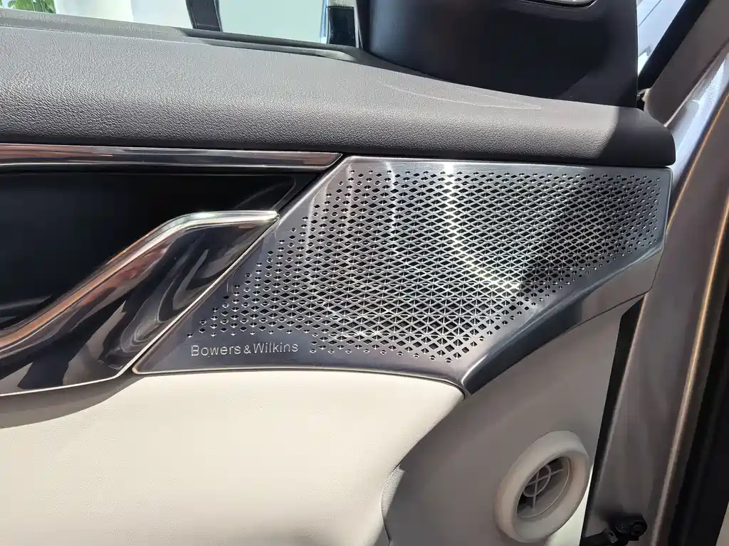Volvo EM90 2024