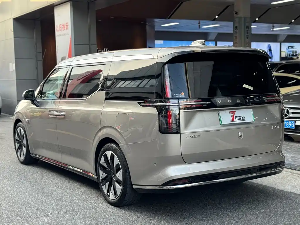 Volvo EM90 2024