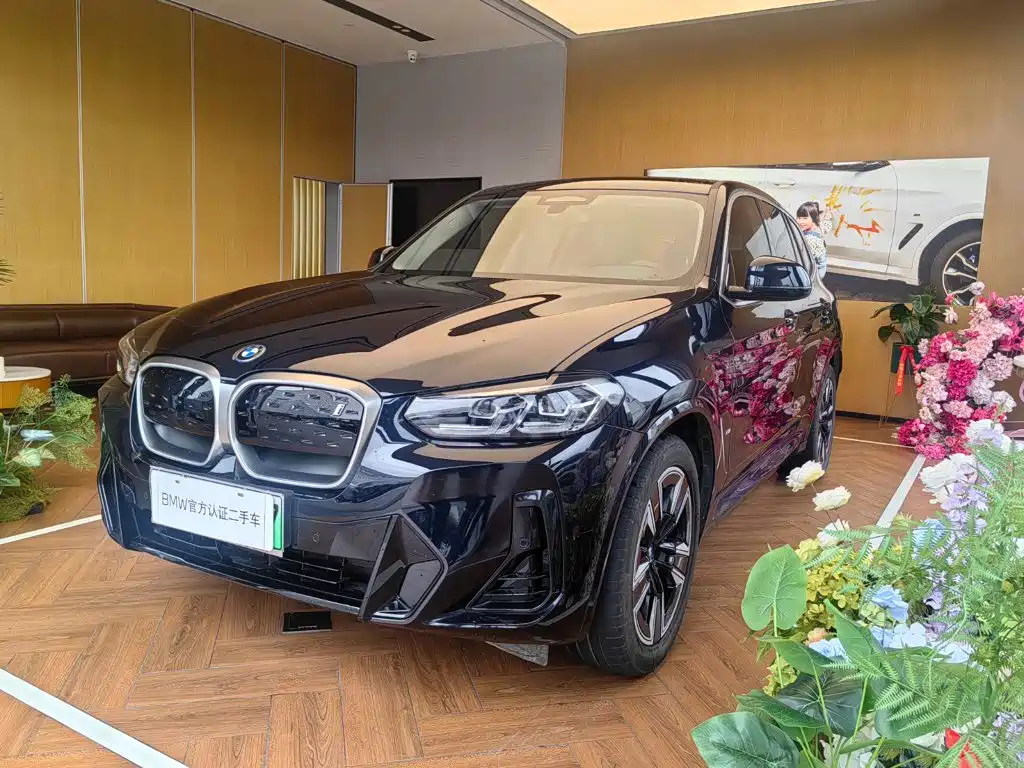BMW iX3 2025