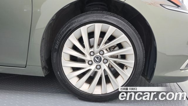 Lexus ES 2023