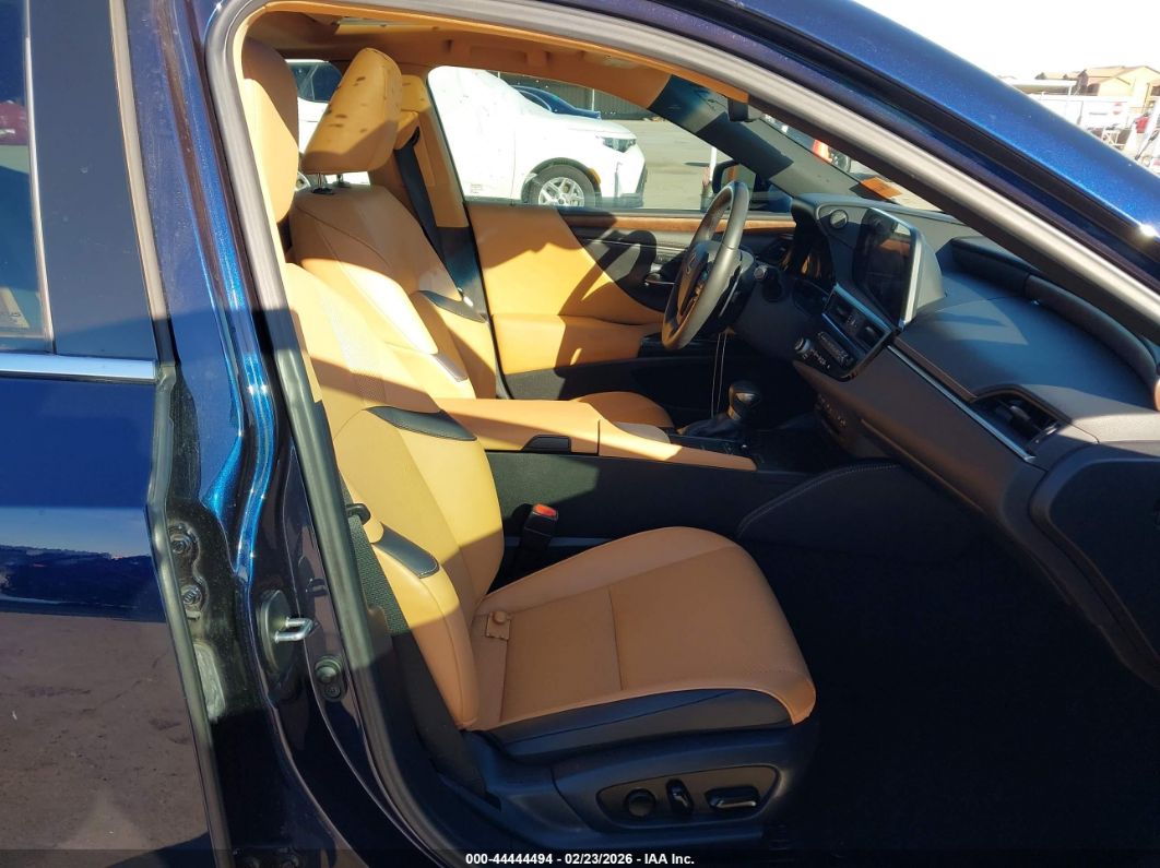 Lexus ES 2022