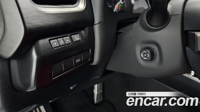 Lexus UX 2025