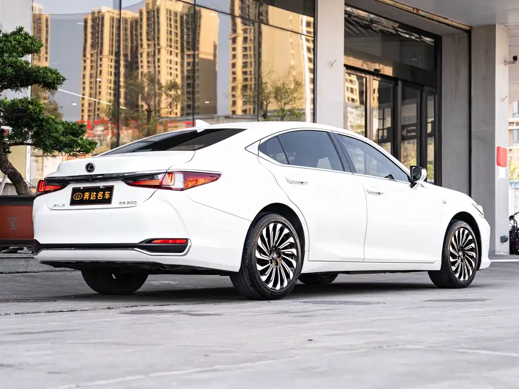 Lexus ES 2024