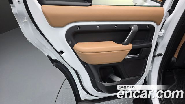 Land Rover Defender 2025
