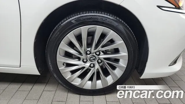 Lexus ES 2021