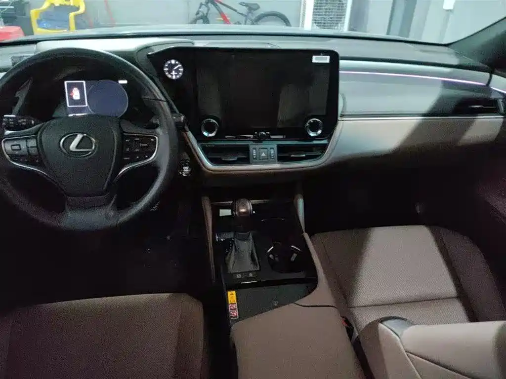 Lexus ES 2025