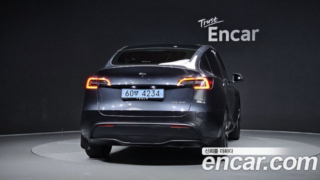 Tesla Model Y 2024