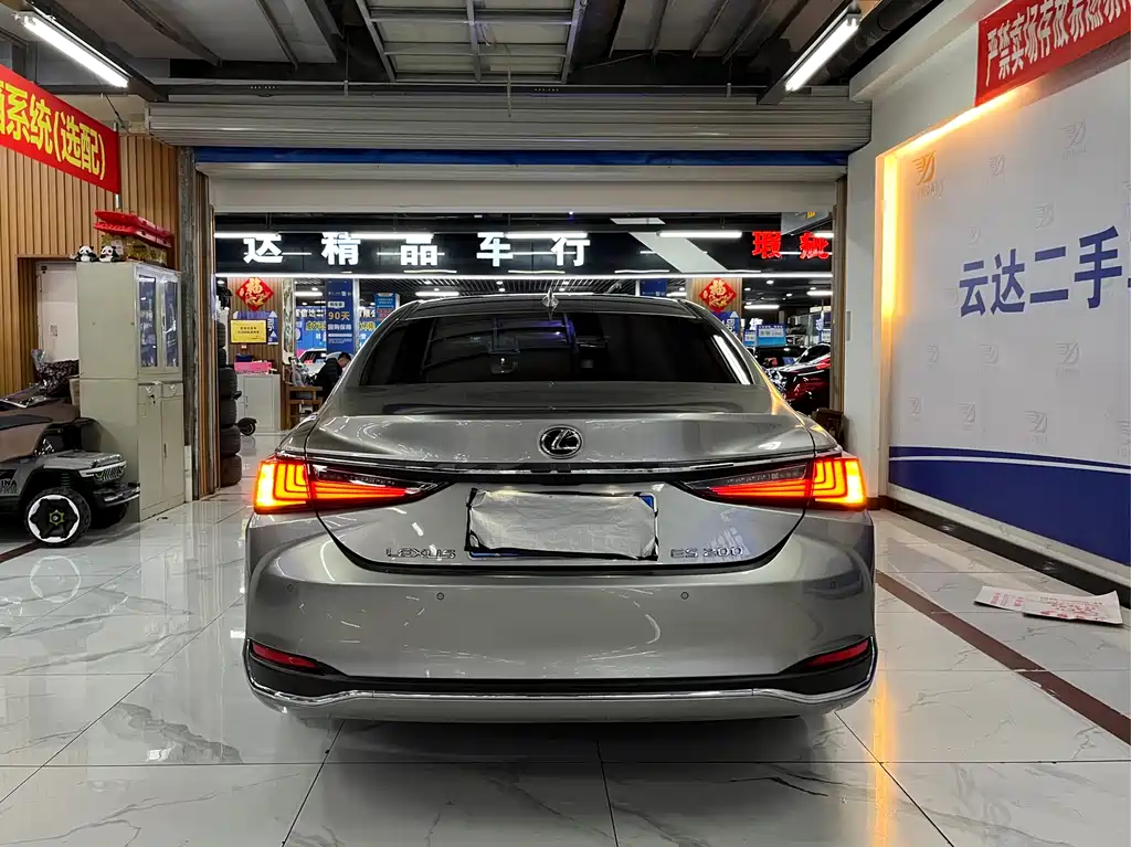 Lexus ES 2022