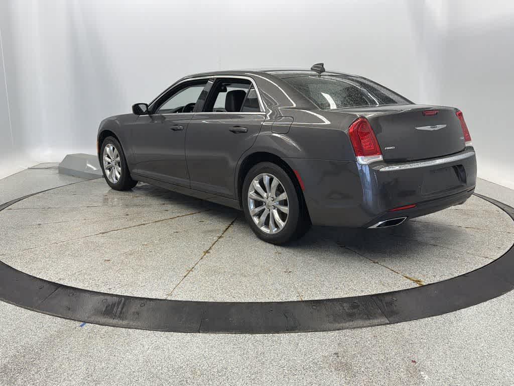 Chrysler 300 2021