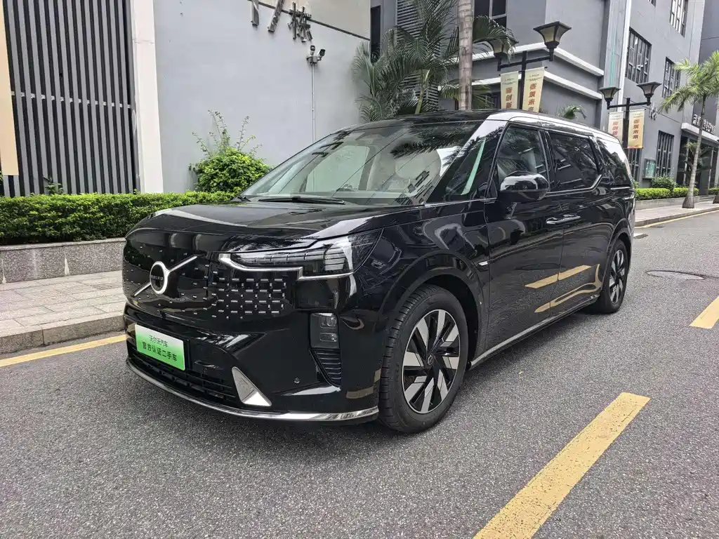 Volvo EM90 2024