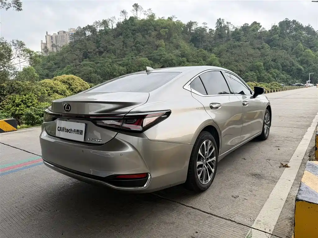 Lexus ES 2025