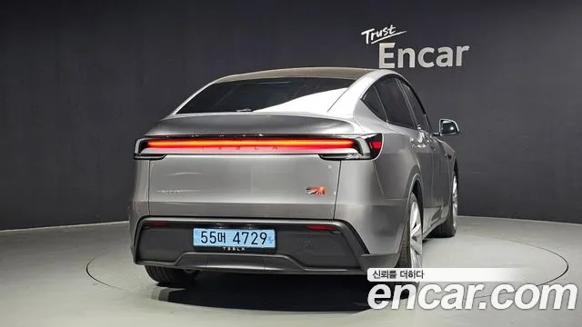 Tesla Model Y 2025