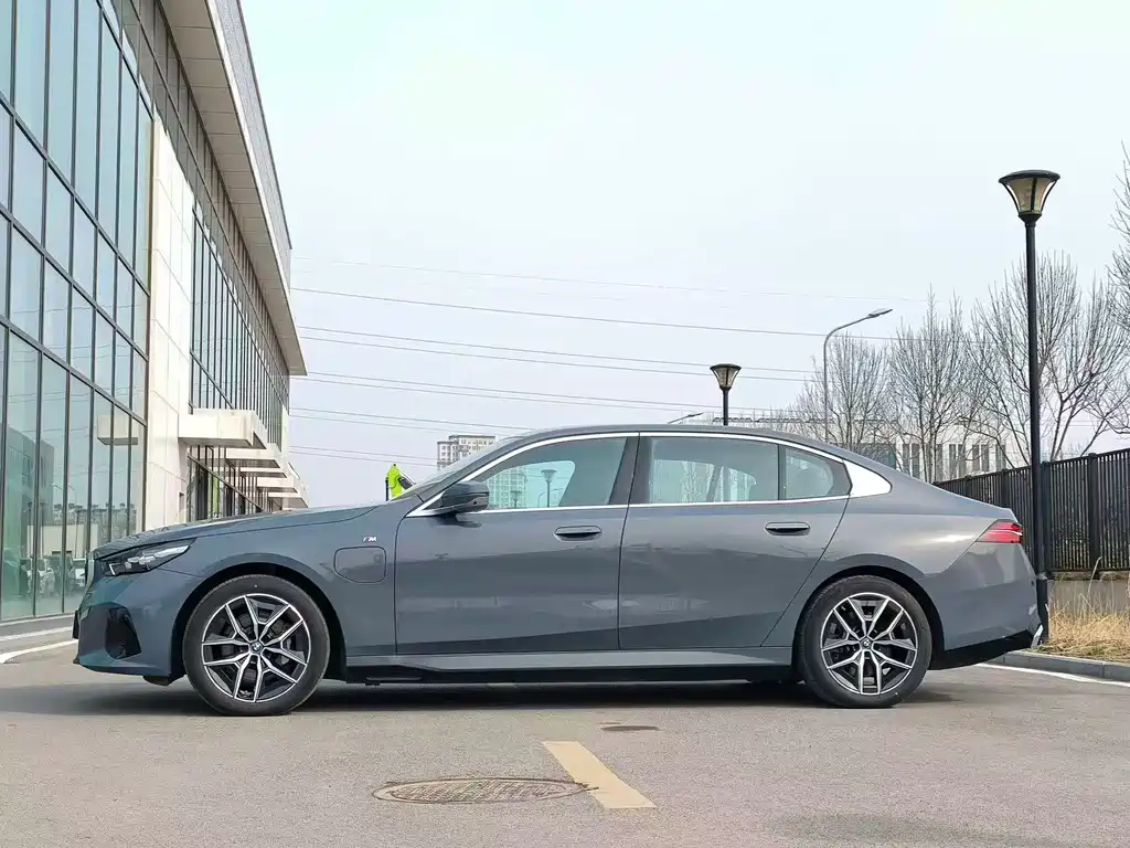 BMW i5 2024