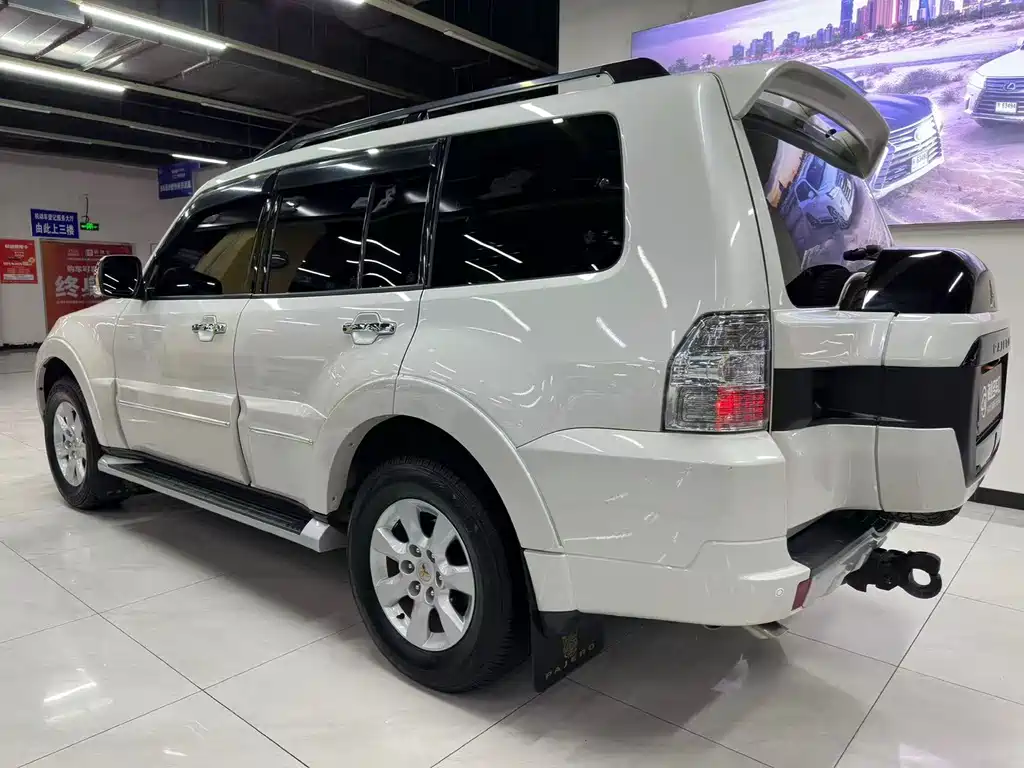 Mitsubishi Pajero 2023