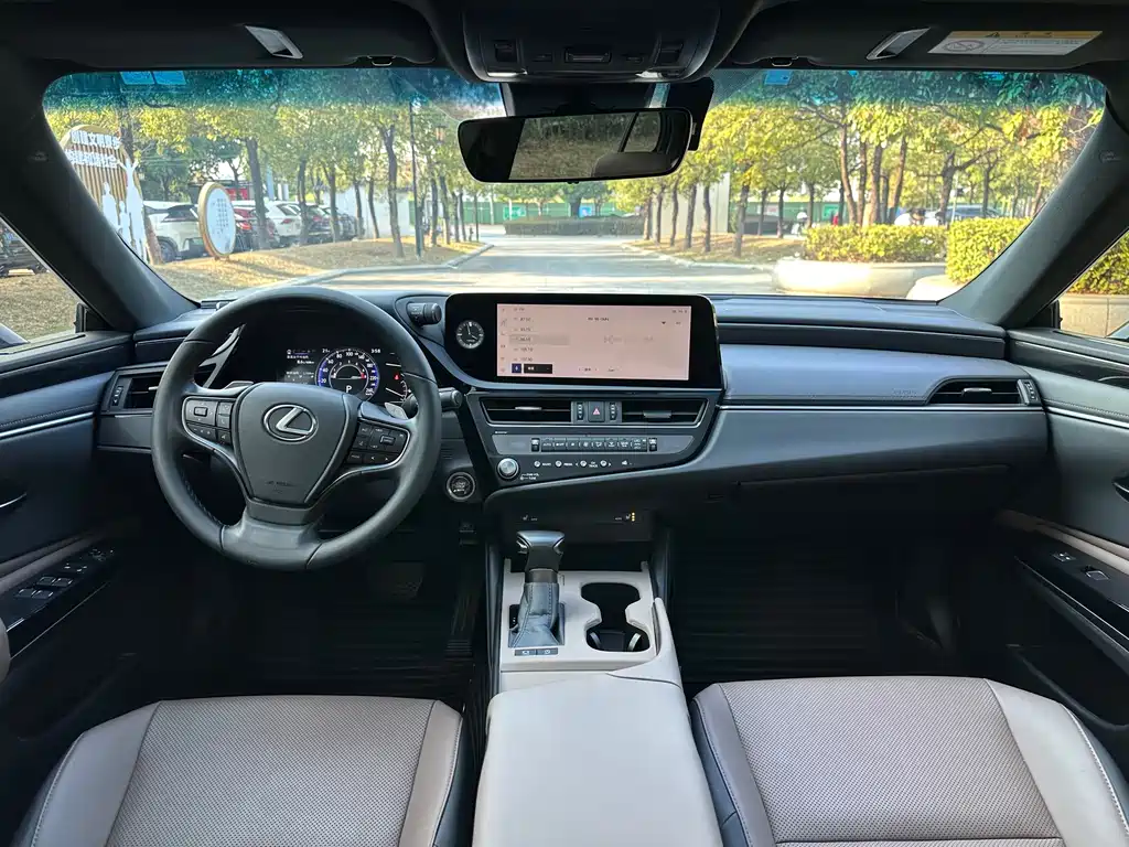 Lexus ES 2023