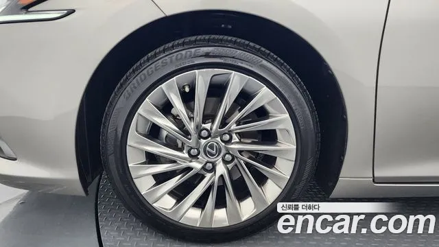 Lexus ES 2023