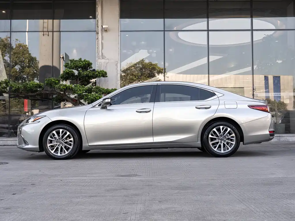 Lexus ES 2024