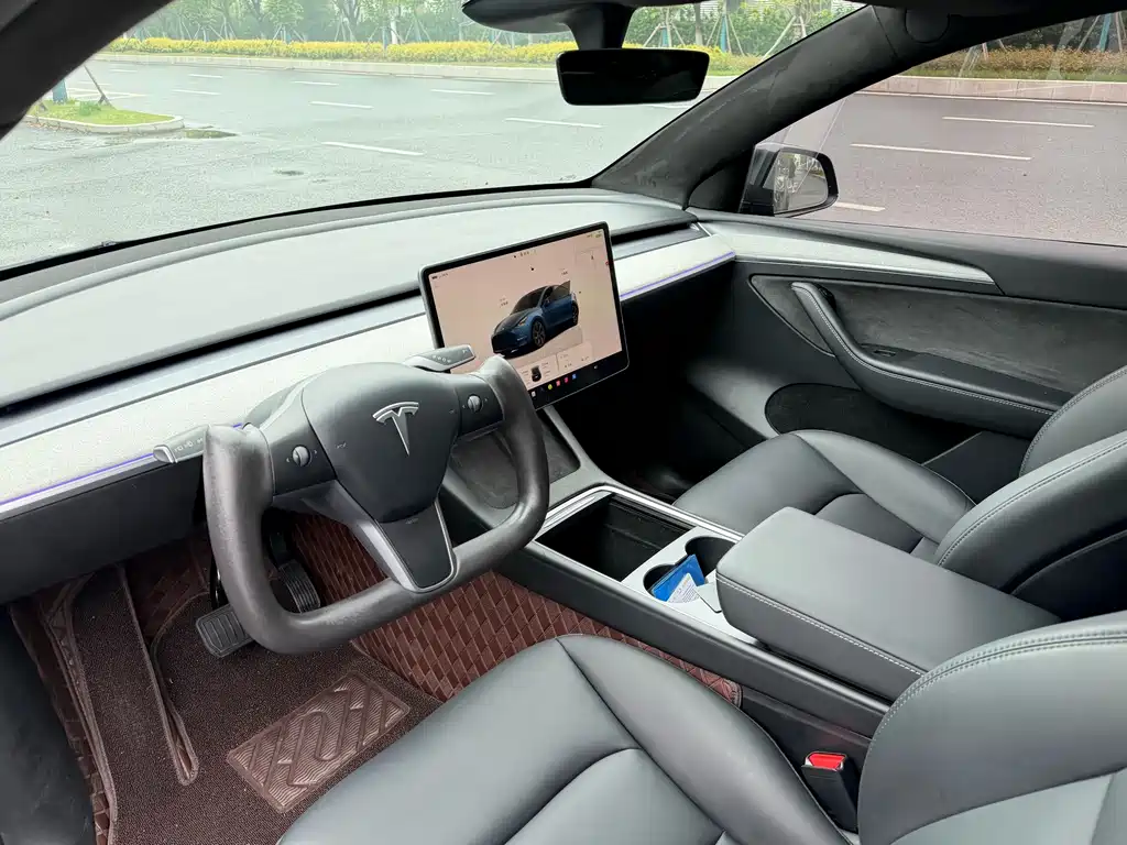 Tesla Model Y 2024