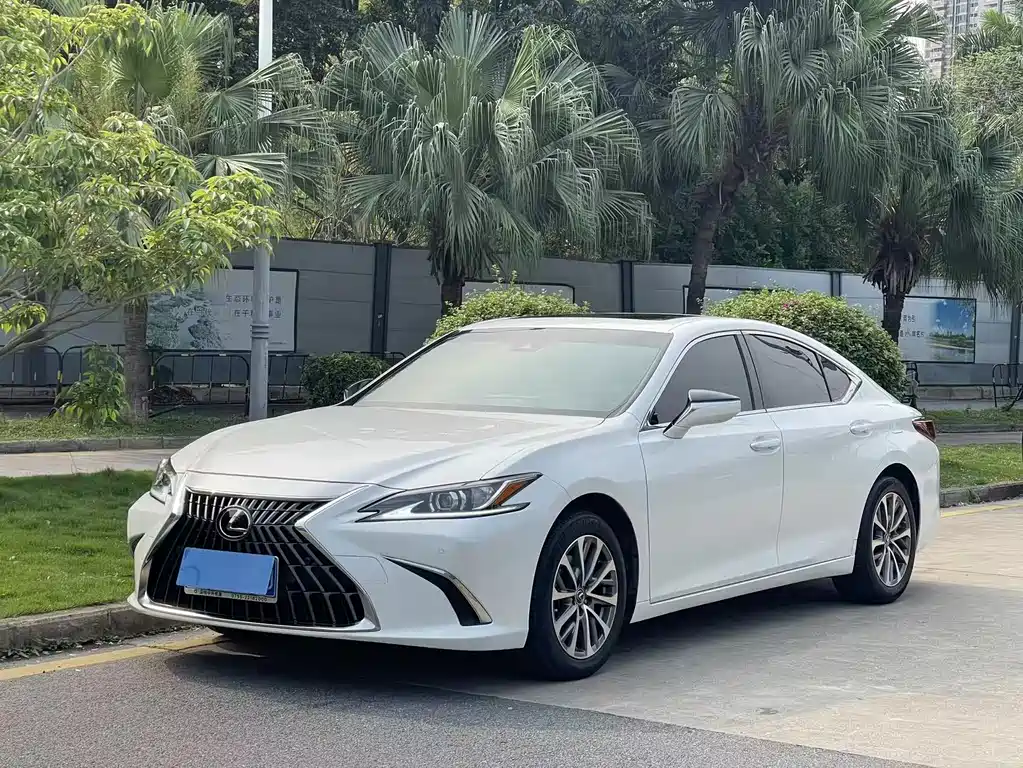 Lexus ES 2022