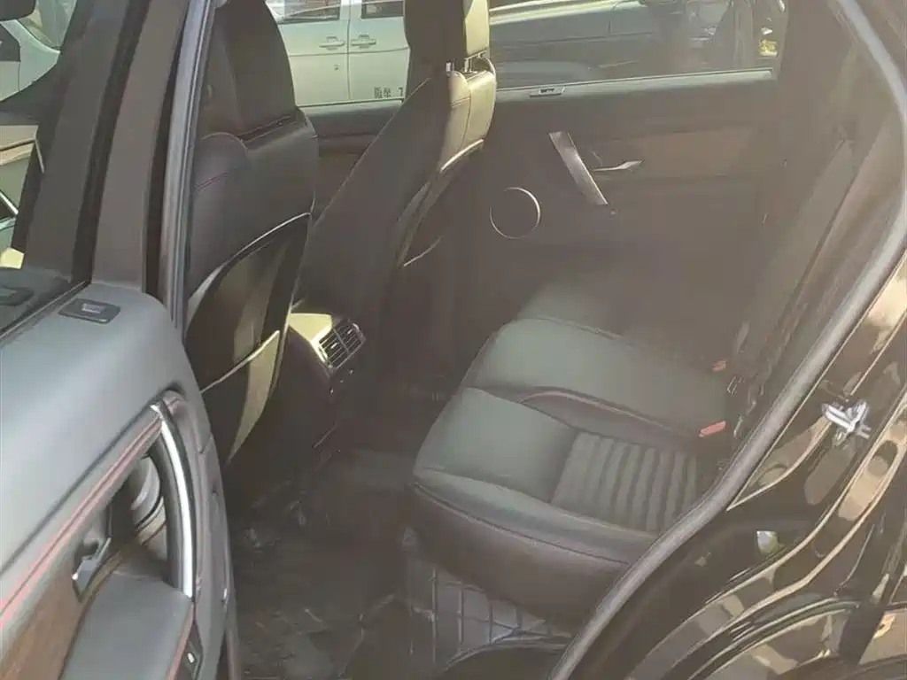 Land Rover Discovery 2023