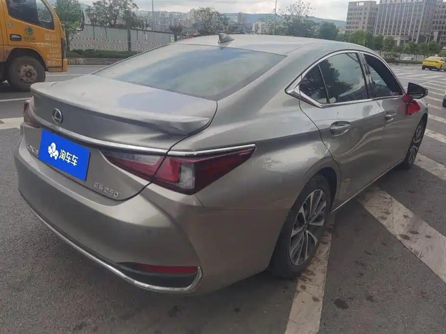 Lexus ES 2023