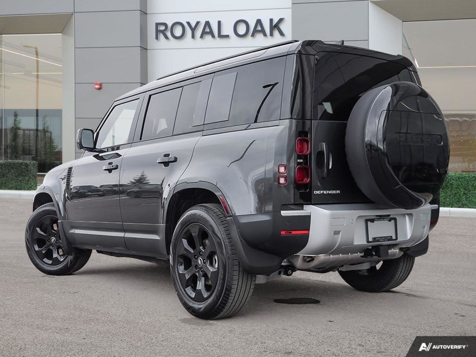 Land Rover Defender 2025