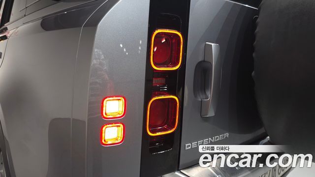 Land Rover Defender 2023