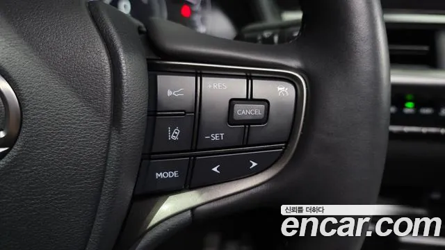 Lexus UX 2023