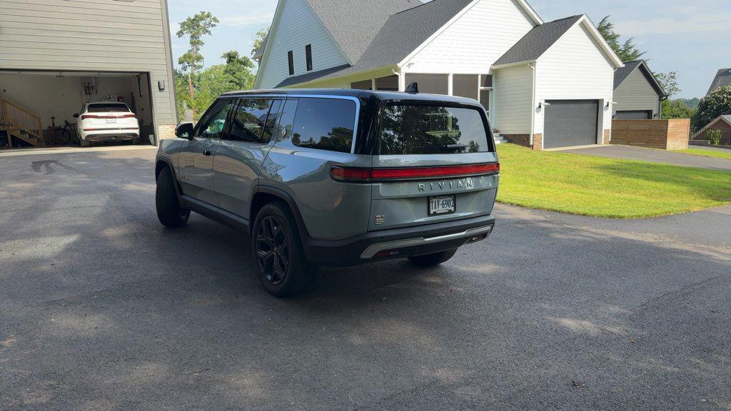 Rivian R1S 2023