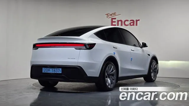 Tesla Model Y 2025