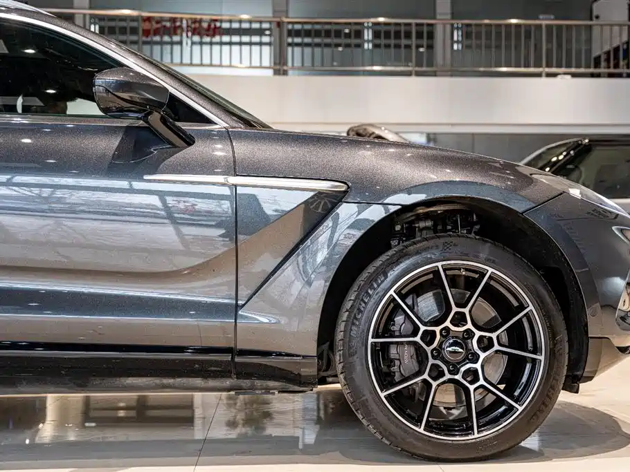 Aston Martin DBX 2021