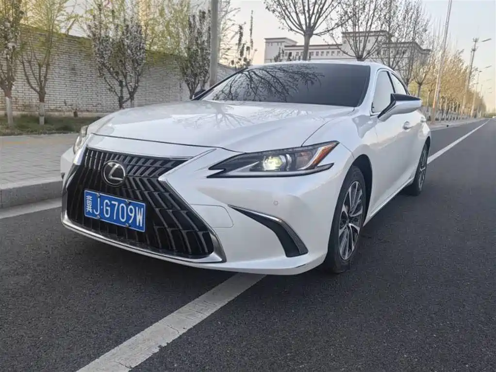 Lexus ES 2024