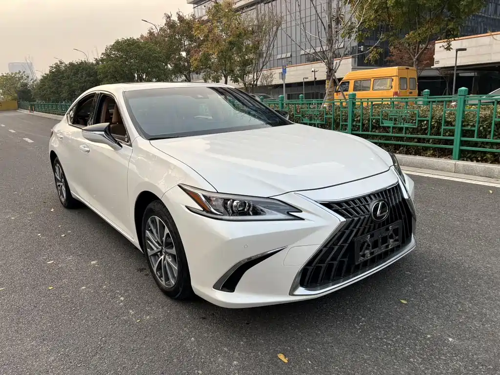 Lexus ES 2023