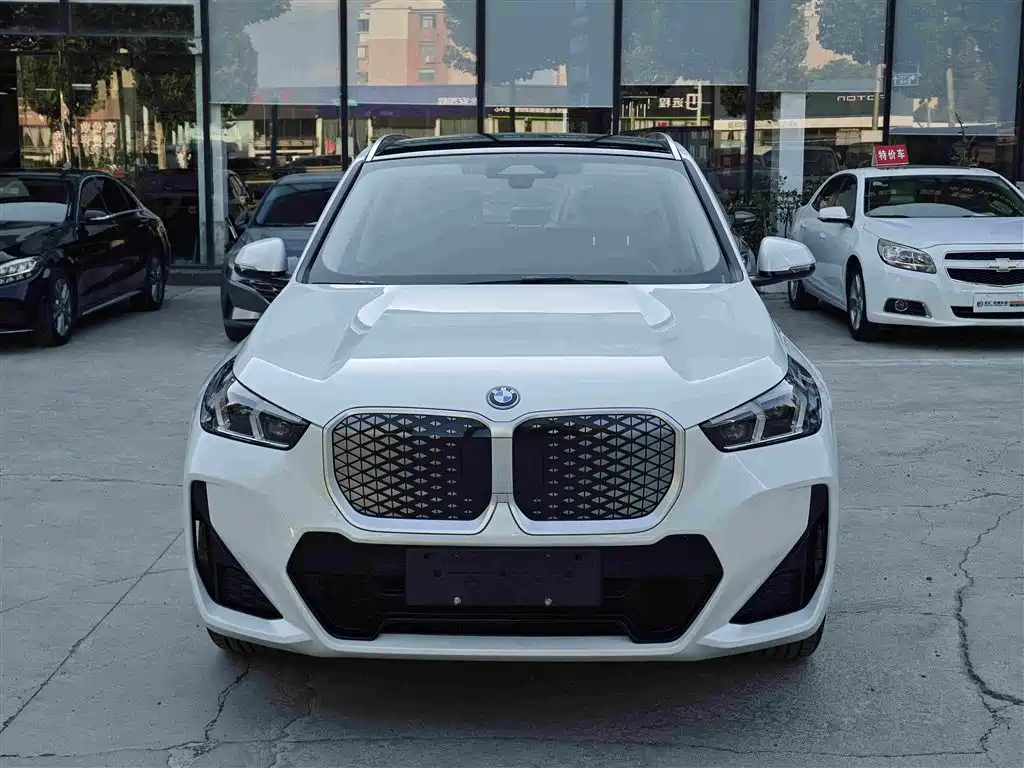 BMW iX1 2025