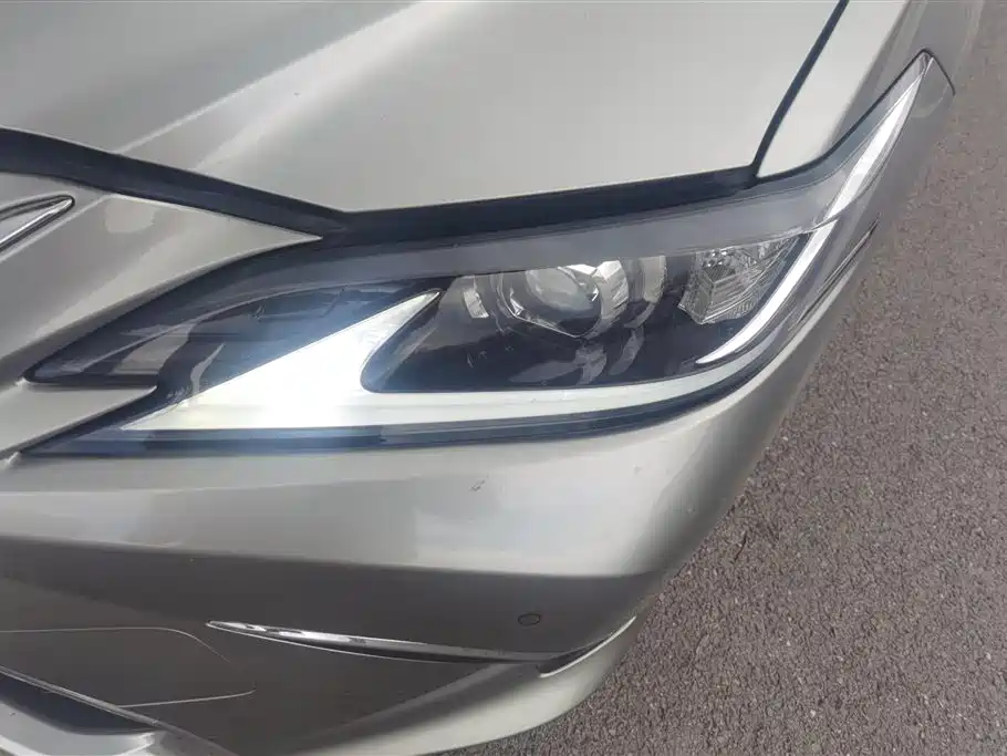 Lexus ES 2023