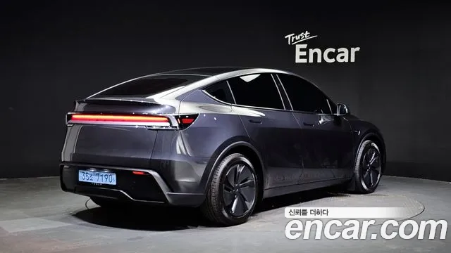 Tesla Model Y 2025