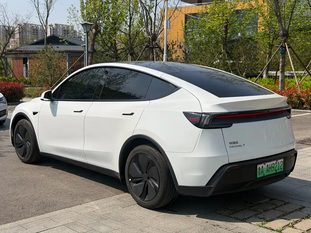 Tesla Model Y 2025