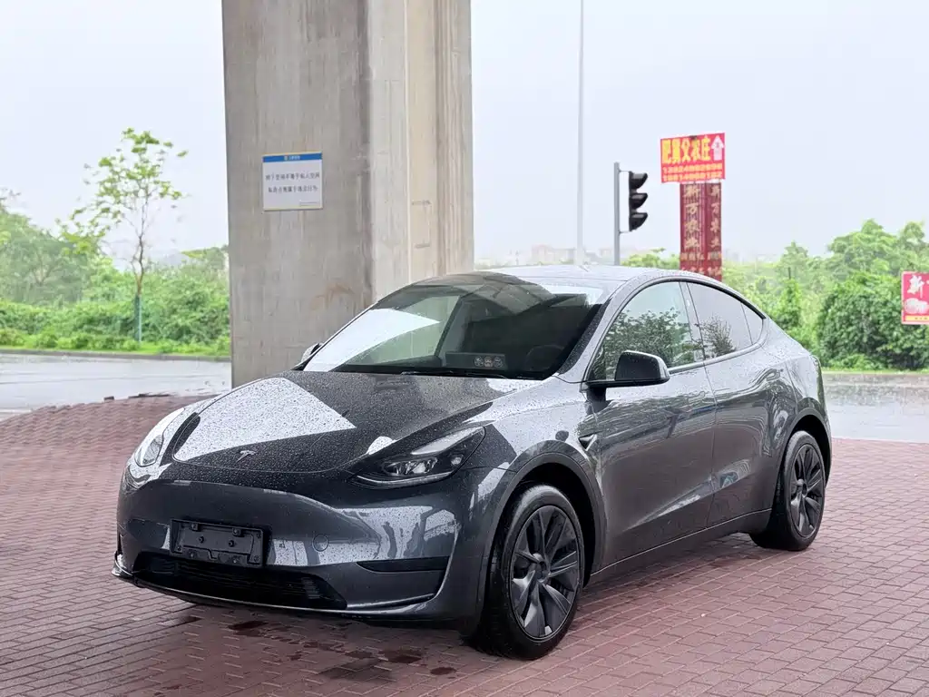 Tesla Model Y 2025