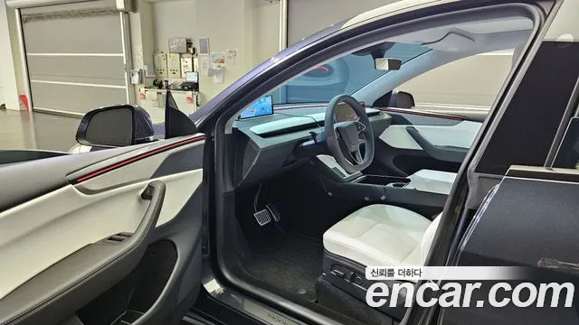 Tesla Model Y 2025