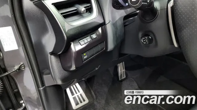 Lexus UX 2024