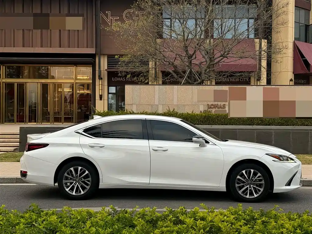 Lexus ES 2022
